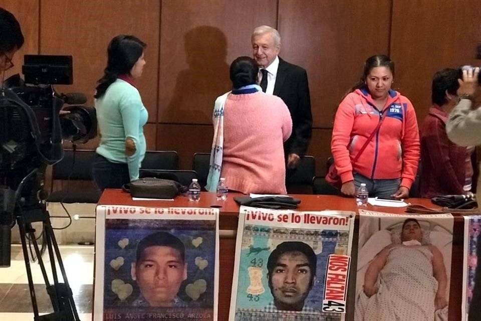 López Obrador recibe en privado en Palacio Nacional a padres de los 43, a quienes, dijo, manifestará su voluntad de encontrar a los jóvenes.