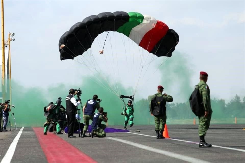 En la cobertura de la parada aérea.