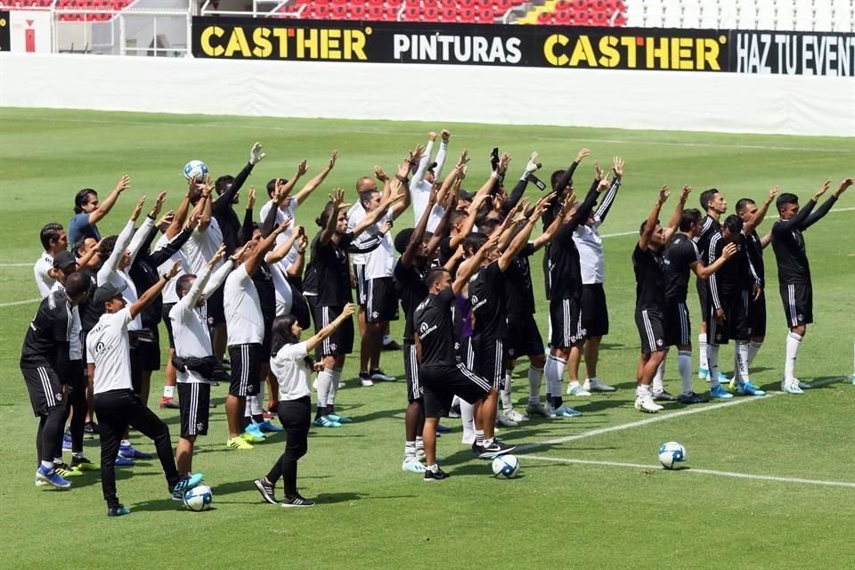 Los rojinegros se unieron a  la barra para cantar el 'Arriba el Atlas, cab...'.