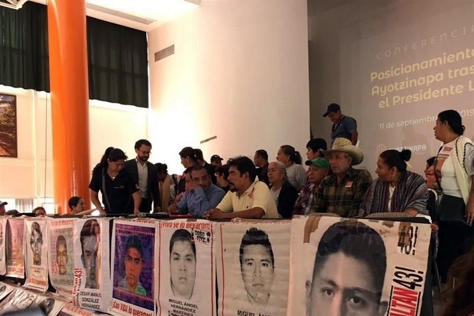 Los padres de los jóvenes ofrecieron un mensaje tras reunirse con el Presidente AMLO.