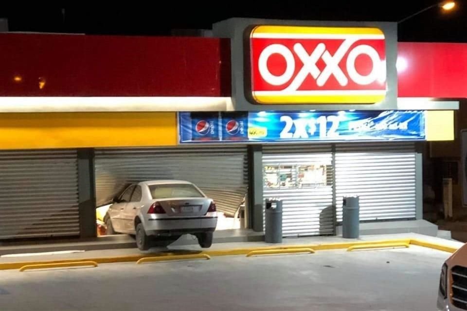 El accidente se registró alrededor de las 1:15 horas en la tienda Oxxo ubicada sobre la calle Valencia frente a la plaza principal de la colonia, en el sector Almería.