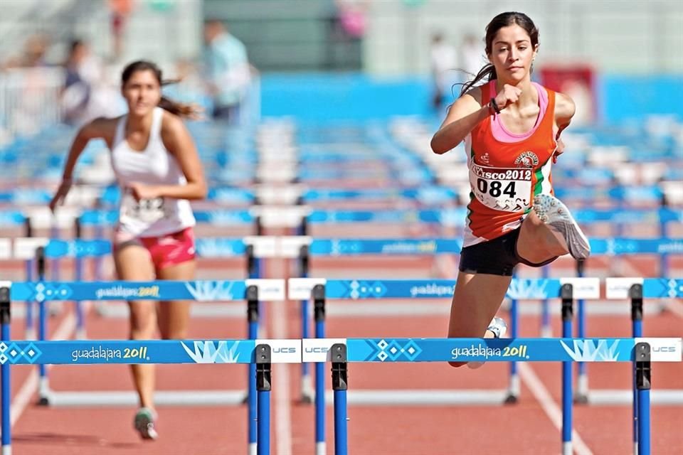 2012. Antes de dedicarse por completo al velocismo en metros planos, Paola practicó carrera con vallas.