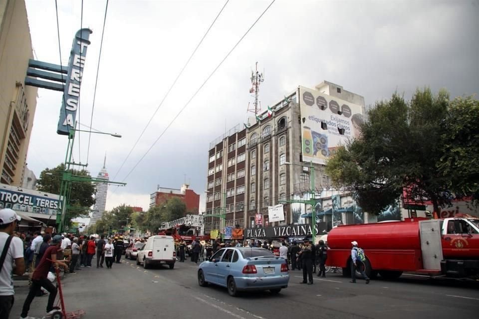 Más de una decena de bomberos se movilizaron hacia la Plaza Vizcaínas, ubicada sobre Eje Central, en la Colonia Centro,