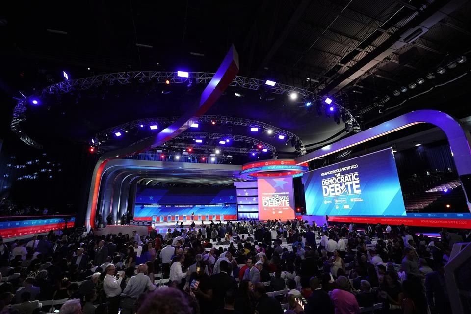 La audiencia espera el inicio del debate entre los precandidatos demócratas.