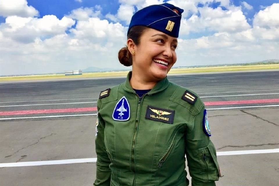 La teniente piloto aviador Karen Velázquez será copiloto de un avión de combate F5 'Tiger' en el espectáculo aéreo del 16 de septiembre.