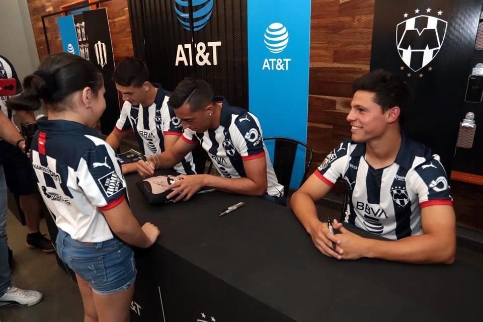 'Ponchito' González participó en una firma de autógrafos.
