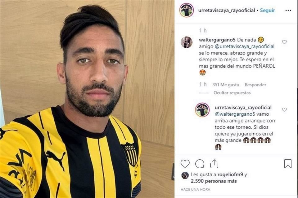 Jonathan Urretaviscaya posó con la playera del Peñarol.
