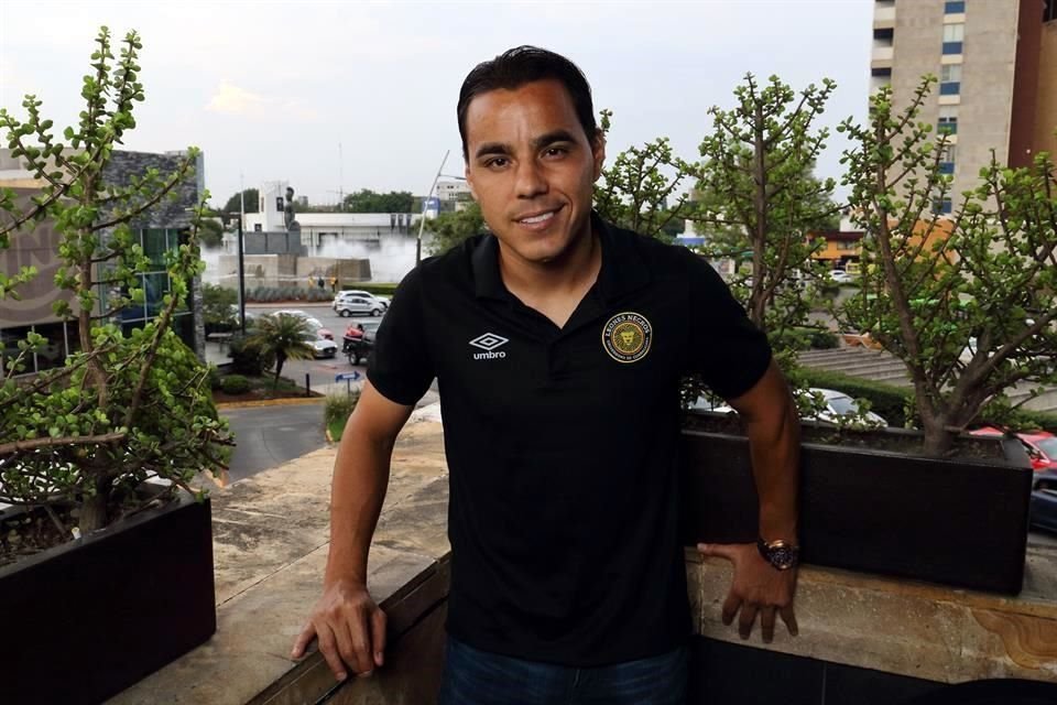 Omar Bravo disputó Clásicos Tapatíos con las dos camisetas.