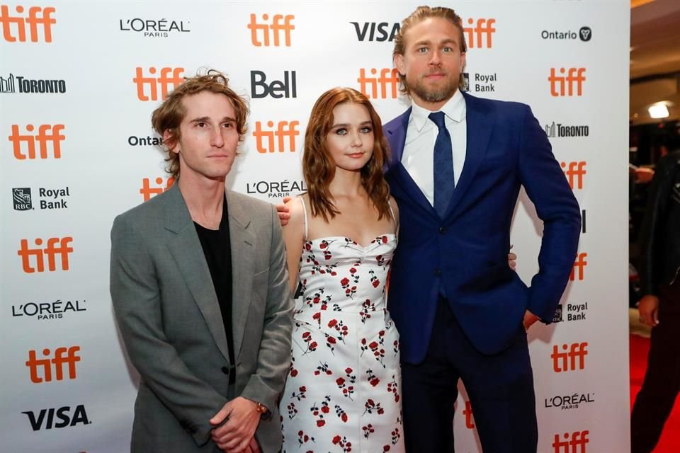 Max Winkler, director, y los actores Jessica Barden y Charlie Hunnam robaron el jueves cámara en la premier. de 'Jungleland'.