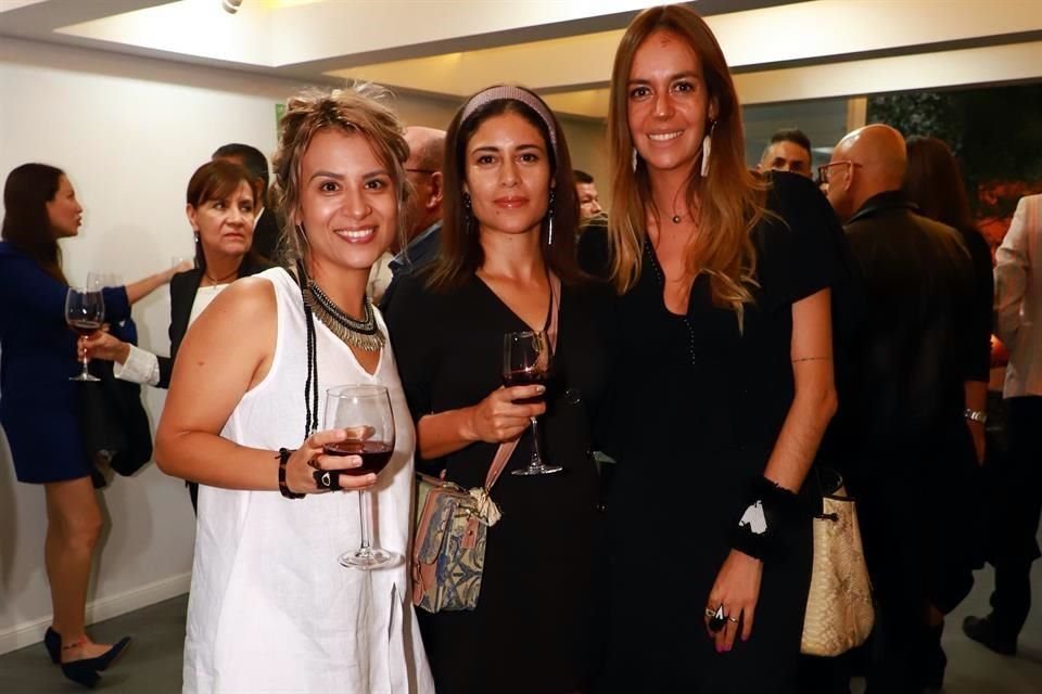 Adriana Garnica, Maru Martí y Paulina Garnica.