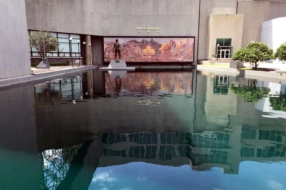 Esta fuente exhibe una estatua de Diego de Montemayor, además de un mural elaborado en la década de los 60 obra del arquitecto Joaquín A. Mora.