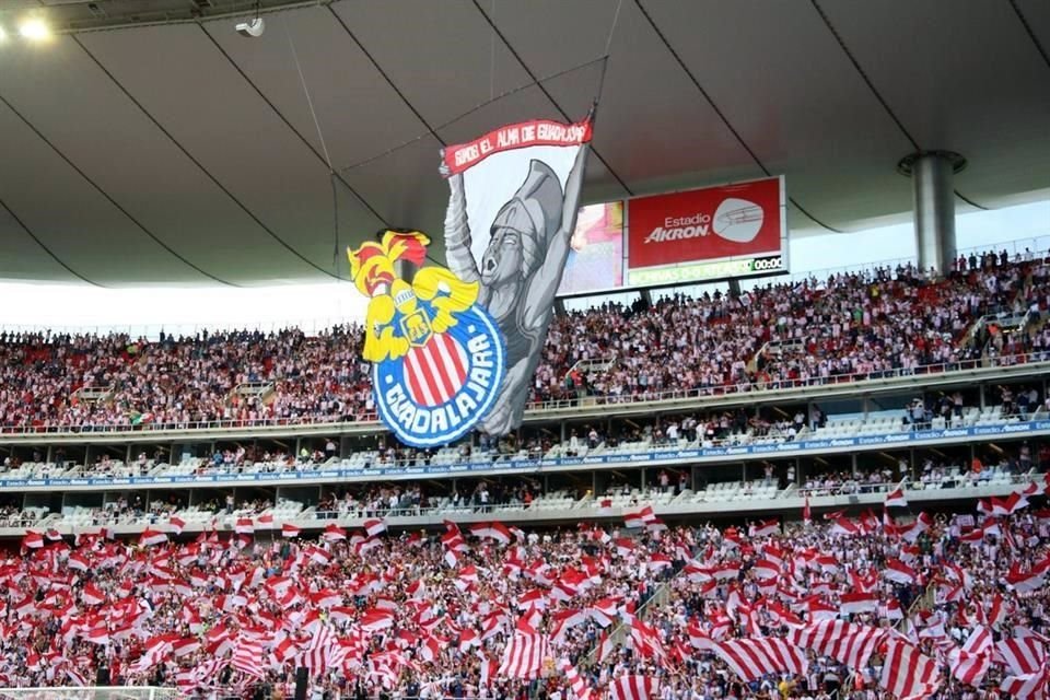 Gran ambiente en el Estadio Akron.