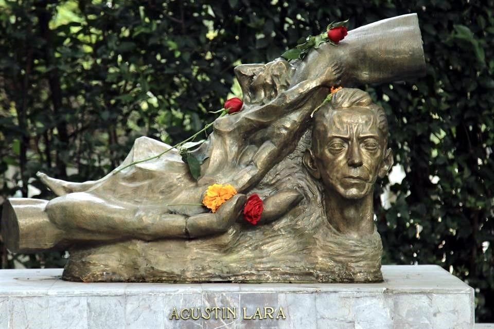 Tumba del compositor mexicano Agustín Lara, en el Panteón Dolores.