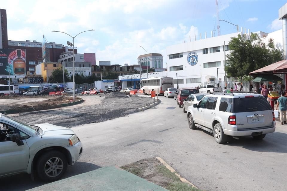  Con la ampliación de banquetas, fue cerrado un carril alrededor del Obelisco, lo que genera caos en la circulación.