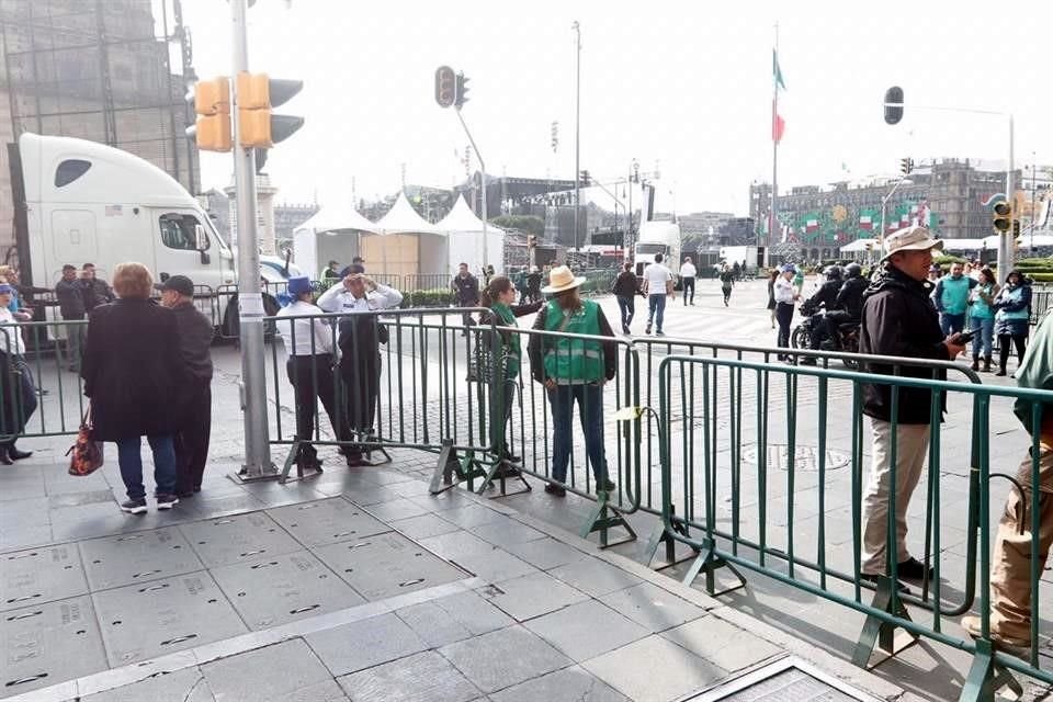 Aspecto de las vallas colocadas para controlar el accesos a la Plaza de la Constitución.
