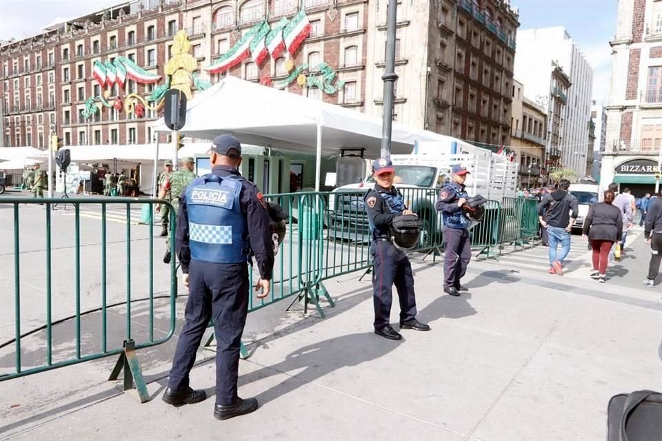 Policías locales participan en el operativo.