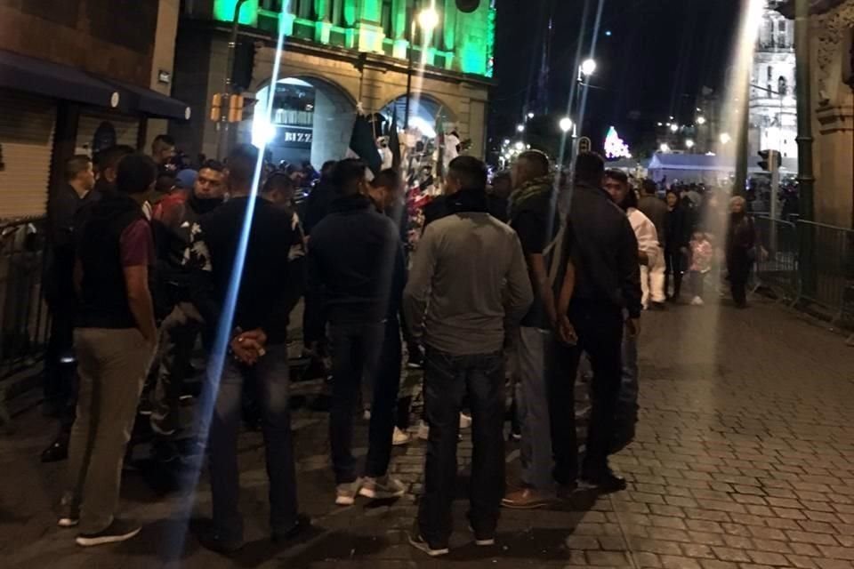 Anoche, en el Zócalo había grupos de jóvenes con aspecto de militares.