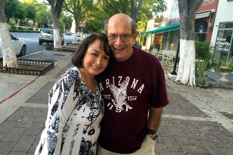María Antonieta de las Nieves y Gabriel Fernández, quien fuera la voz presentadora del programa 'El Chavo del 8'