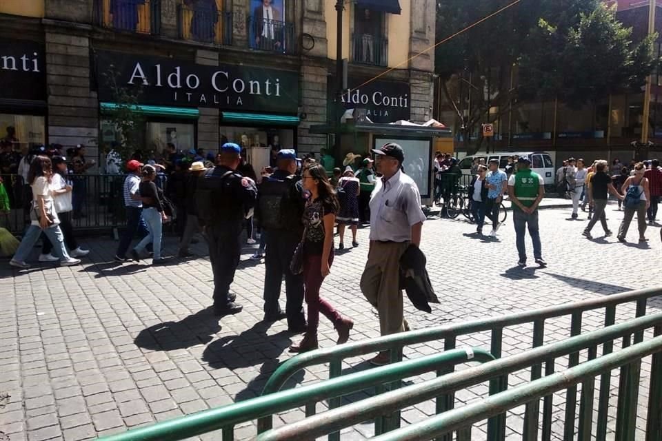 Policías vigilan en una de las calles que da al Zócalo capitalino.