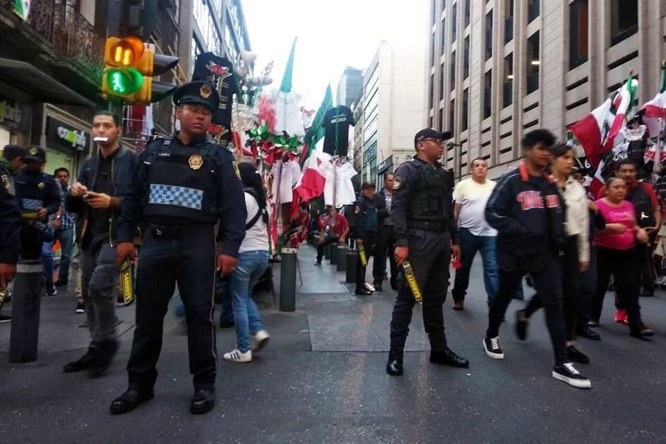 Al menos 15 policías portan detectores de mano 'Garrett'.