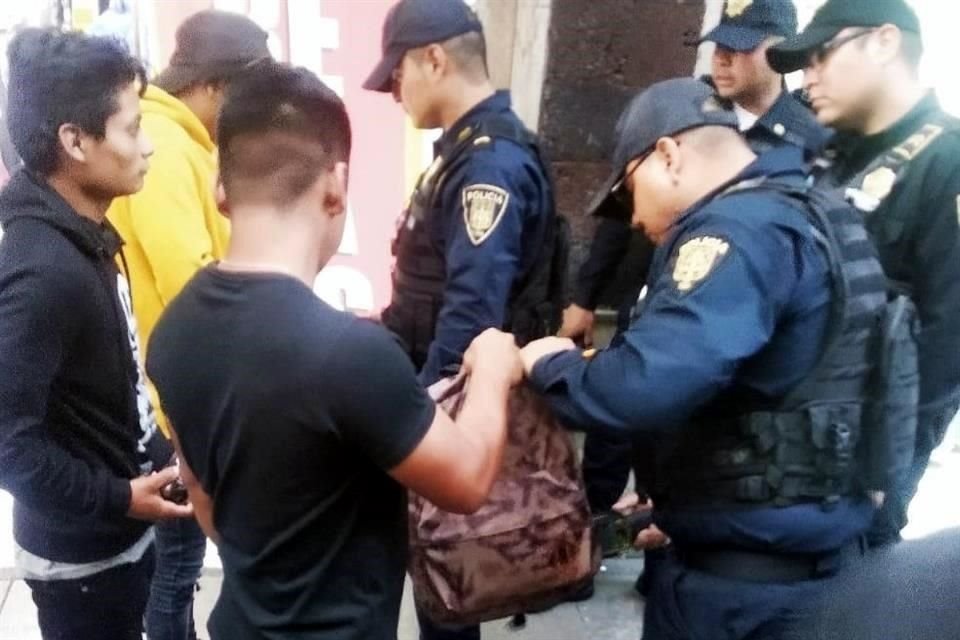 Los uniformados revisan algunas mochilas, bolsas y bultos de personas que se dirigen al Zócalo capitalino.