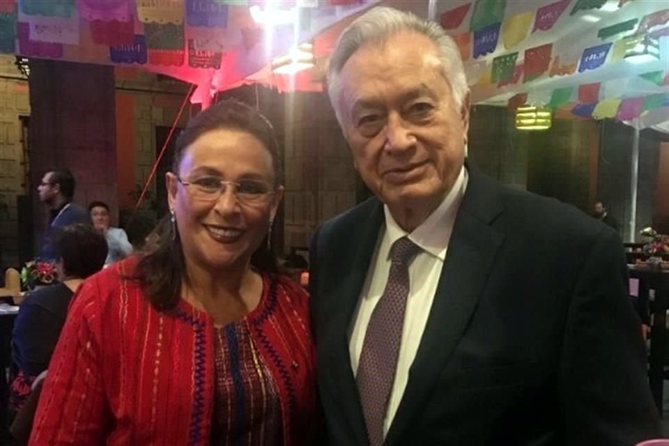 Rocio Nahle, Secretaria de Energía, publicó una fotografía en Twitter junto a Manuel Bartlett, director general de la CFE.