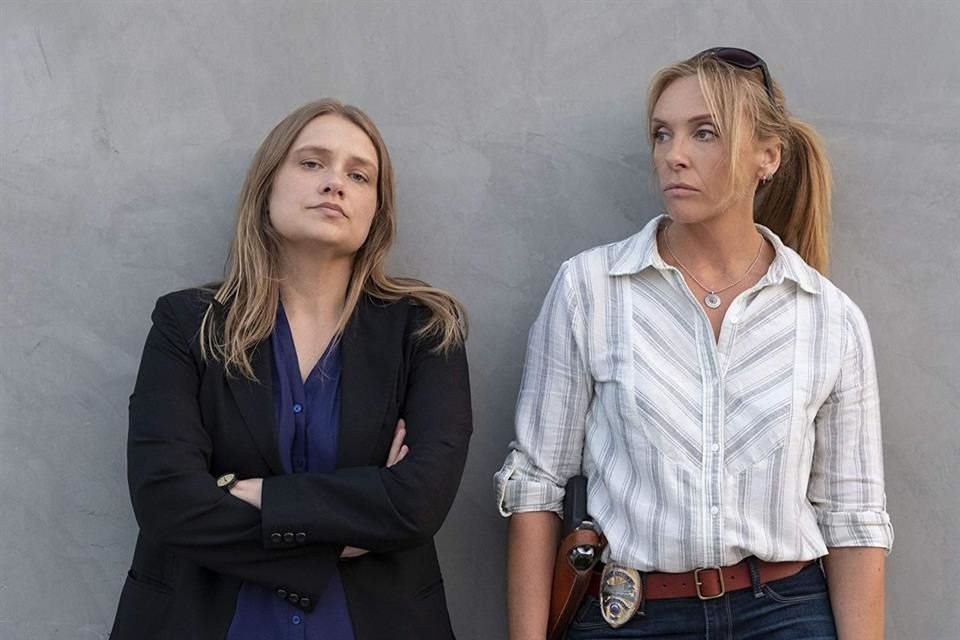 Toni Collette (der.) protagoniza el proyecto televisivo.