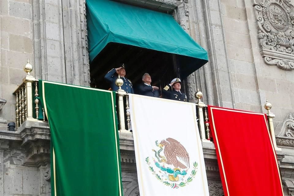 El Mandatario desde el balcón central de Palacio Nacional.