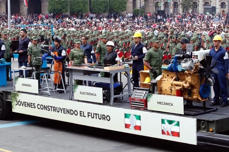En el contingente fueron incluidos carros alusivos a los programas sociales impulsados por el Gobierno federal.