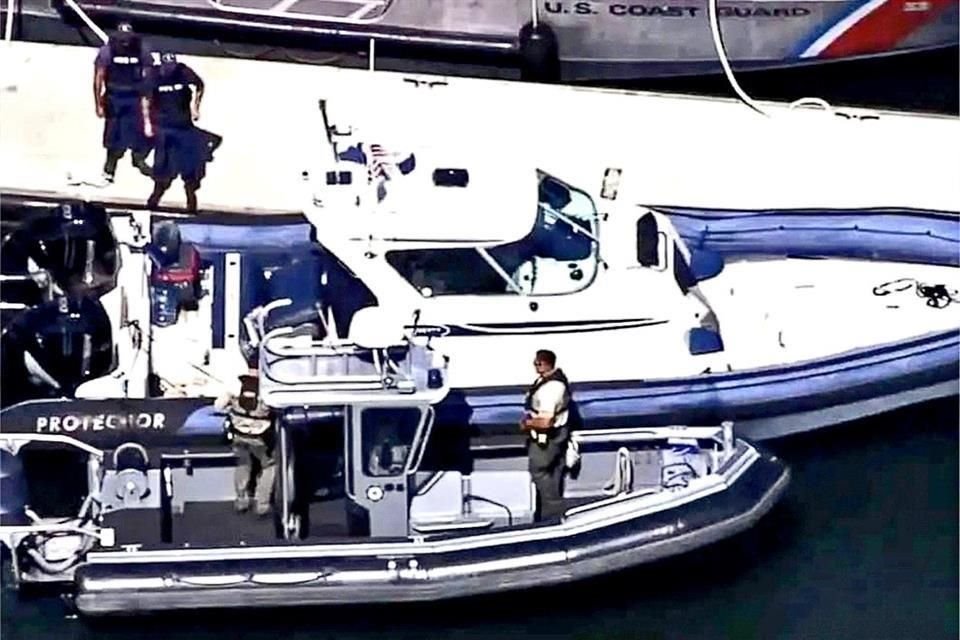 Una lancha de la guardia costera vigila la embarcación Targa Protector -blanca, al fondo- de 10 metros de largo, propiedad de Burillo, en el Club de yates Corinthian.