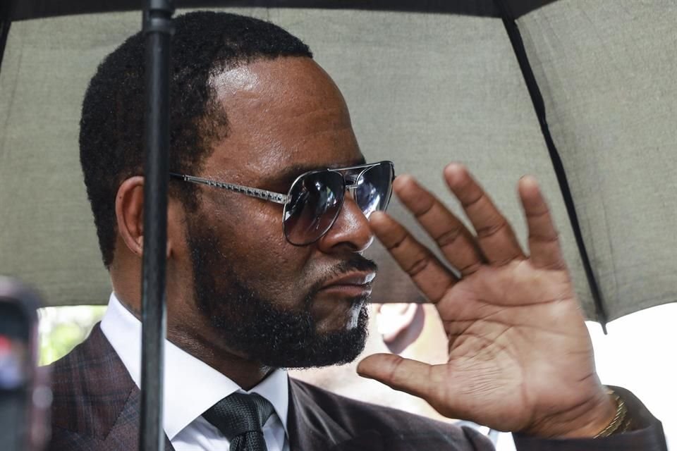 La fianza para sacar de la cárcel a R. Kelly en febrero fue pagada por su allegada Valencia Love, quien afirma que también pagó parte de la manutención de sus hijos.