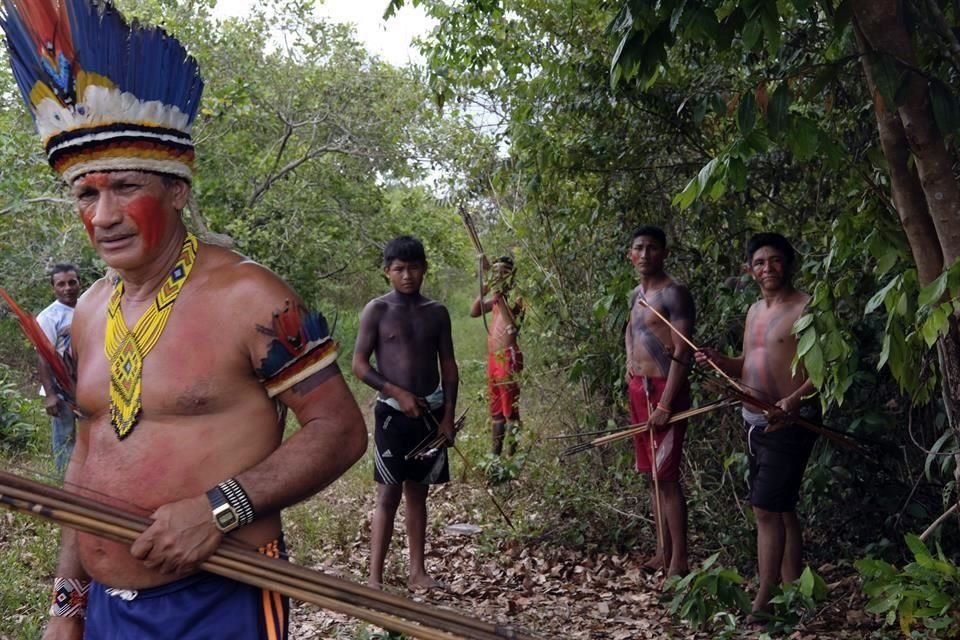 Sergio Muxi Tembe, jefe de Tekohaw , espera con otros miembros de su tribu la llegada de la Policía.