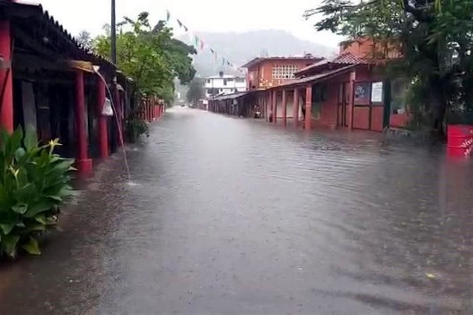El desbordamiento del arroyo Santiago, inundaciones y caída de árboles reportan en Manzanillo y Tecomán.