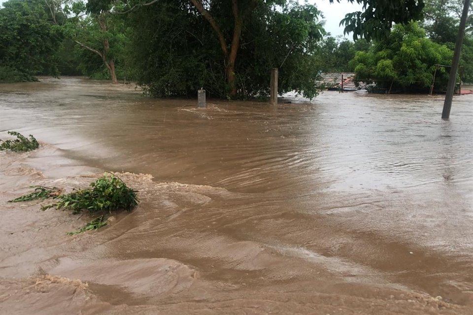 'Lorena' se degradó a tormenta tropical y ha causado el desbordamiento de dos ríos, lo que tiene incomunicadas a comunidades como Chamela.