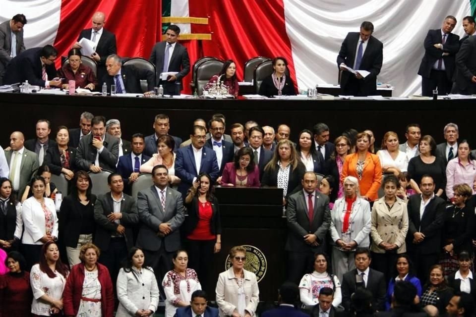 Con acusaciones de la Oposición de que es un debate ilegal, el Pleno de la Cámara de Diputados discute las leyes secundarias educativas.