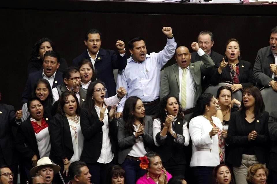 La Oposición y Morena se enfrascaron en una discusión por el procedimiento.