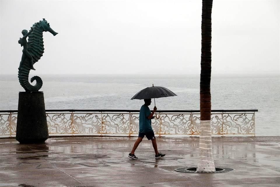 Puerto Vallarta, uno de los municipios afectados, se enfrenta a 'Lorena', pese a que el fenómeno comienza a alejarse de Jalisco.