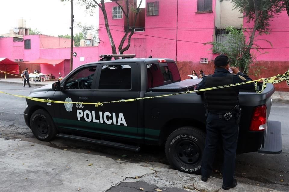 Dos patrullas resguardan el inmueble en la Colonia Doctores.