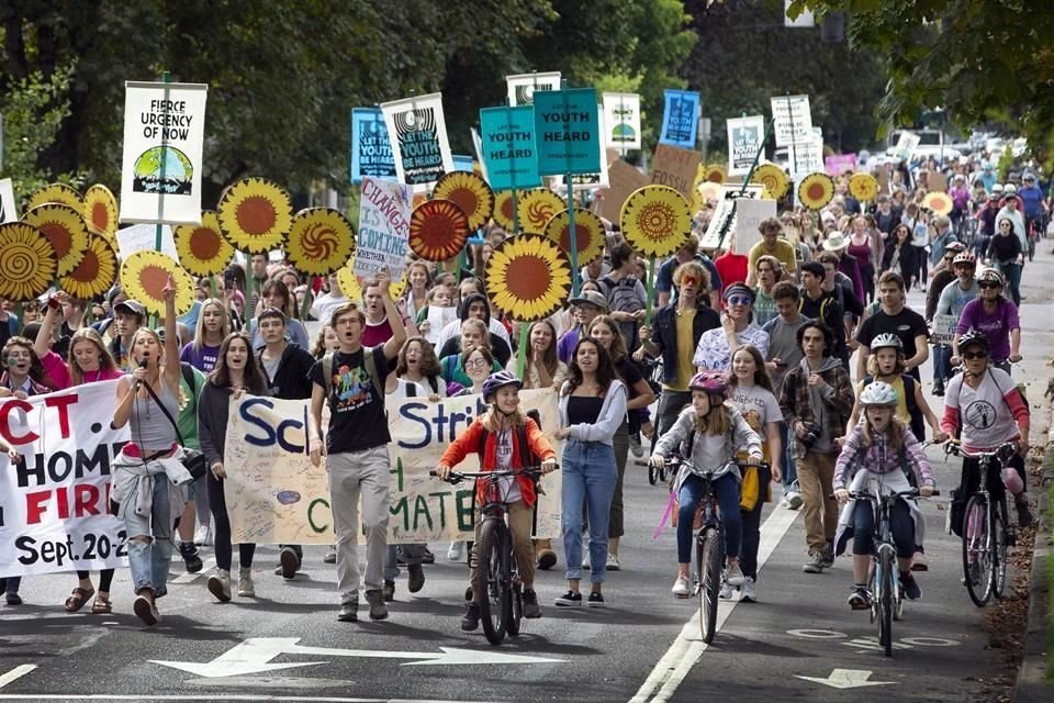 En Oregon, estudiantes salieron a protestar en bicicleta.