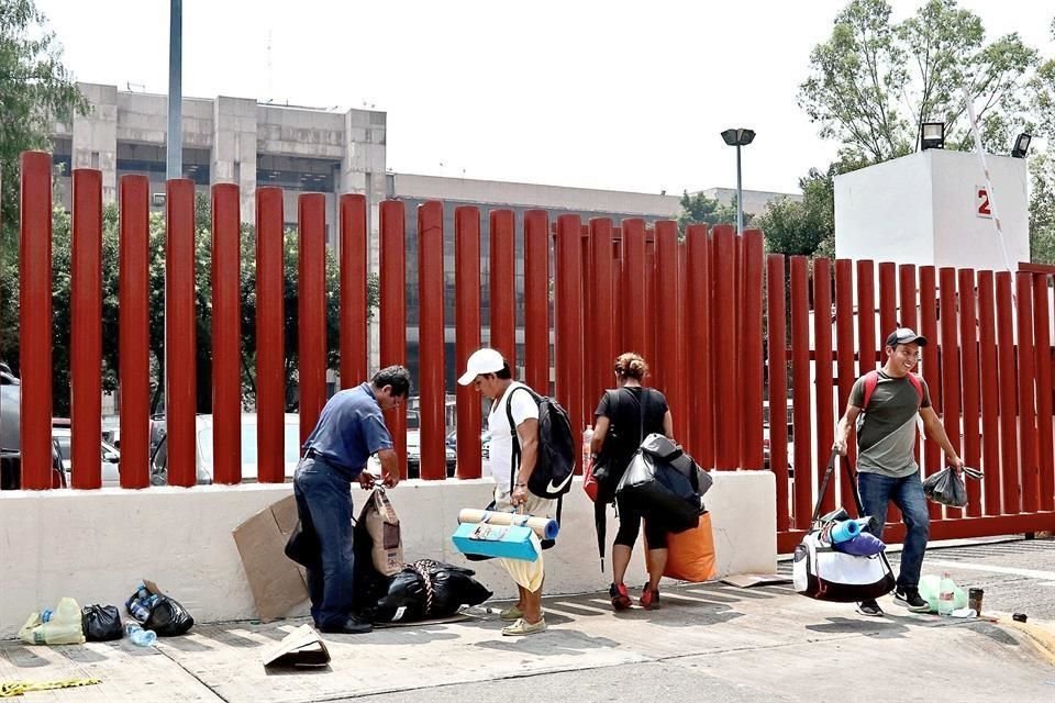 Tras la aprobación de las leyes secundarias de la reforma educativa, maestros de la CNTE levantaron el plantón que mantenían en los alrededores de la Cámara de Diputados.