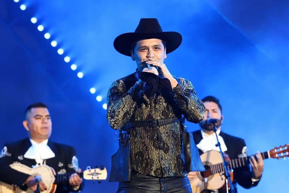 Muchos aplausos se llevó Christian Nodal.