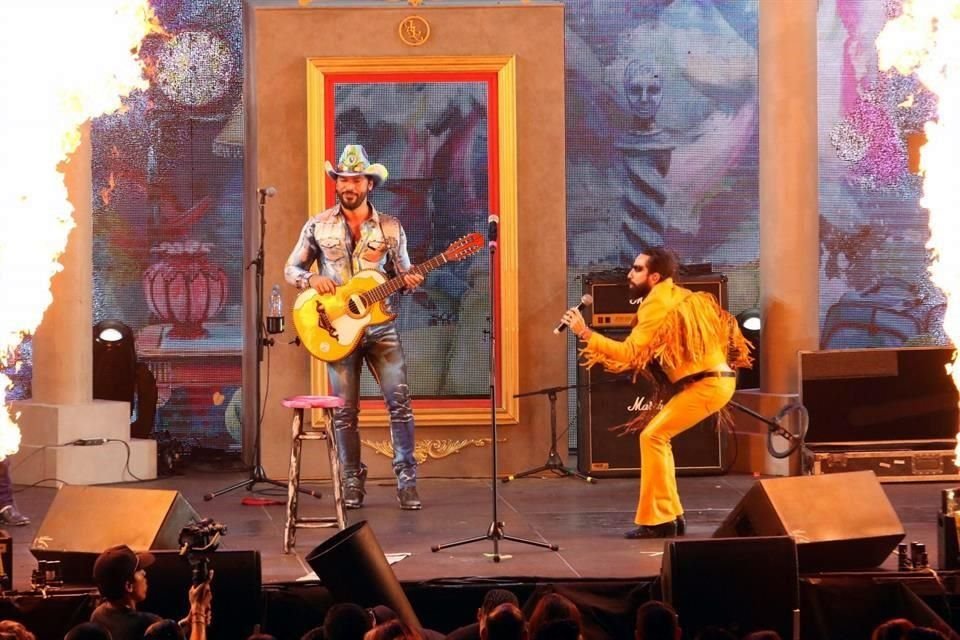 La Leyenda y Moderatto compartieron escena interpretando  'Sentimettal'.
