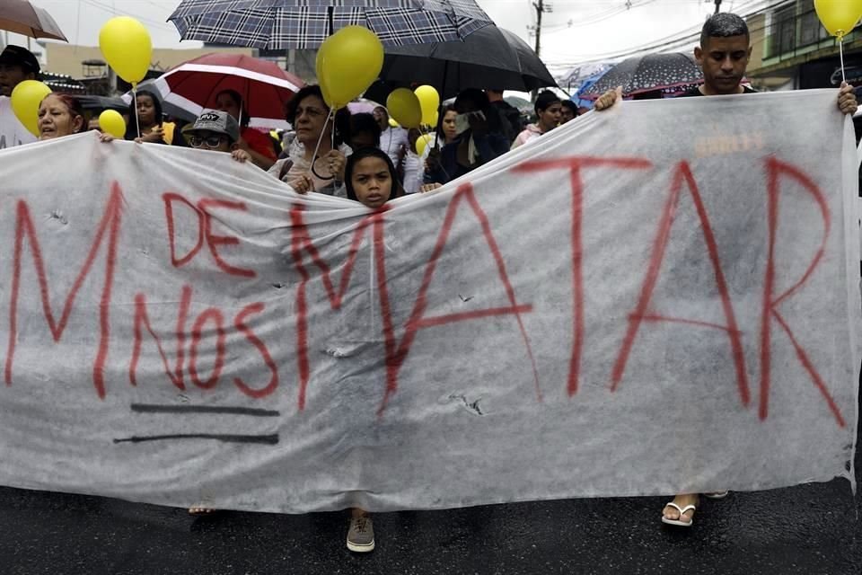 'Dejen de matarnos' se leía en una pancarta durante el entierro de la niña de 8 años.