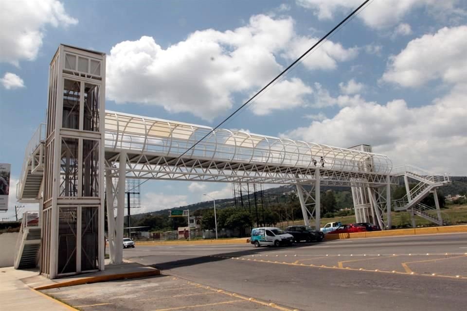 Los elevadores del puente de López Mateos Sur, a la altura de El Campanario, fue vandalizado y desvalijado, según reportó MURAL en abril.
