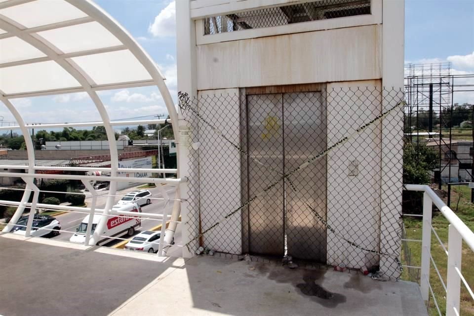 MURAL revisó si los elevadores estaban en funcionamiento, oprimiendo sus botones, pero no abrieron las puertas.