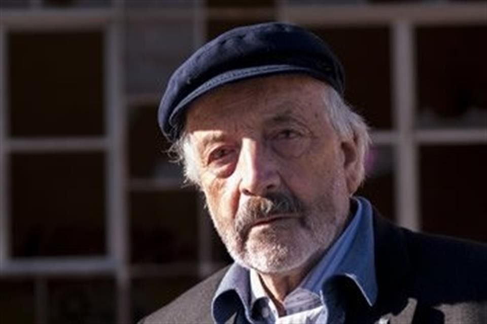 Pérez nació en 1937 y luego de su formación como profesor de castellano participó como codirector del Taller de Poesía de la Fundación Pablo Neruda.