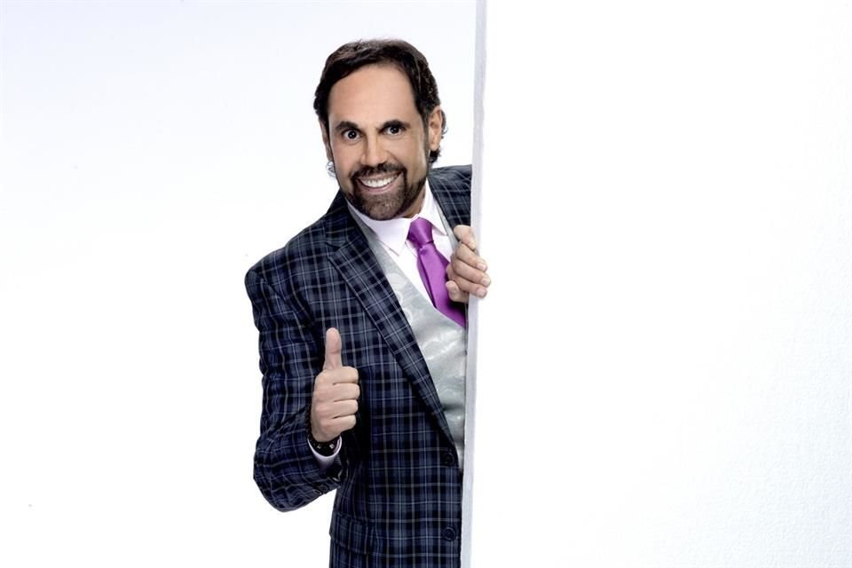 El comediante celebra 12 años de 'Más Noche'.