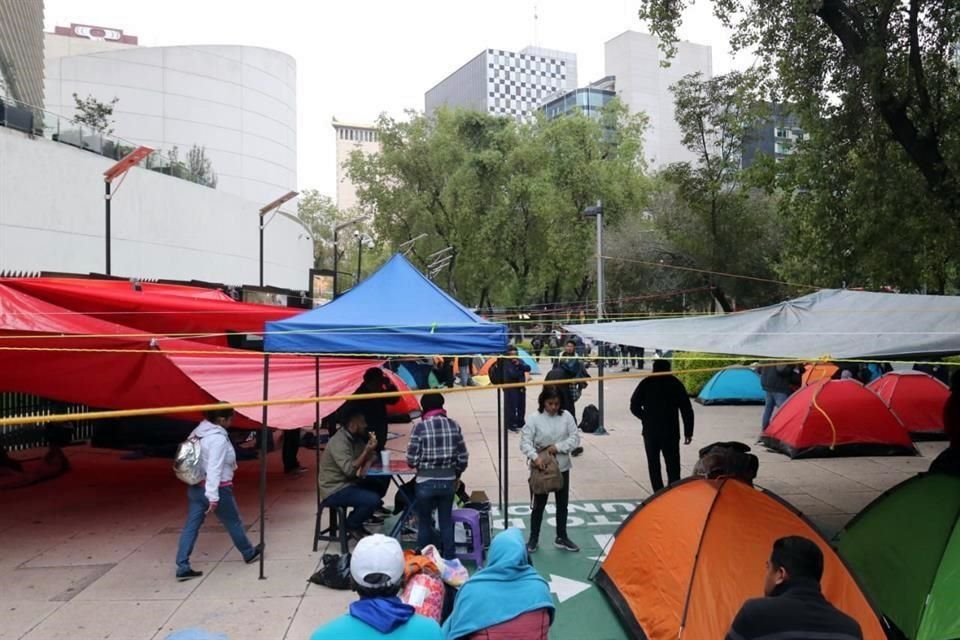 Integrantes de la Sección 22 de la CNTE instalaron un plantón frente al Senado de la República.