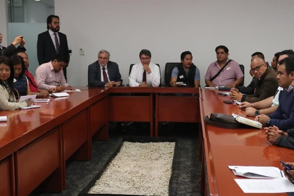 La reunión es de carácter privado y se da horas antes de que las comisiones unidas de Educación y Estudios Legislativos den trámite a las leyes secundarias de la reforma educativa.