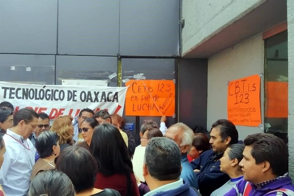Los maestros tomaron las instalaciones de la SEP en la Ciudad de México.